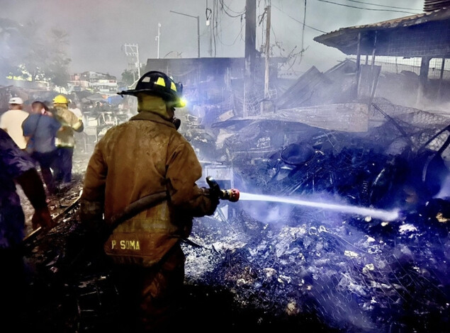 #Video | Fuerte incendio consume locales del Mercado Central de Acapulco