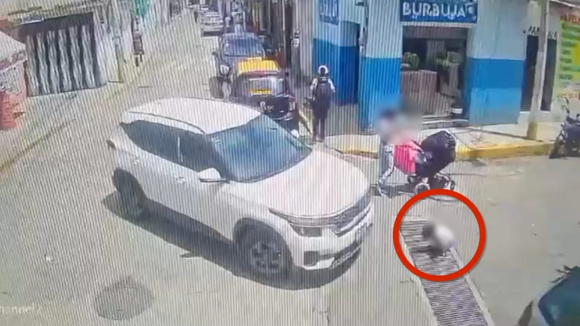 #Video fuerte: Menor es atropellado mientras jugaba; su madre estaba distraida en el celular