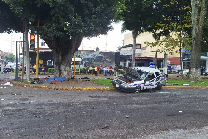 VIDEO FUERTE | Taxista y pasajera mueren tras brutal choque en el Paseo Lázaro Cárdenas, en Uruapan