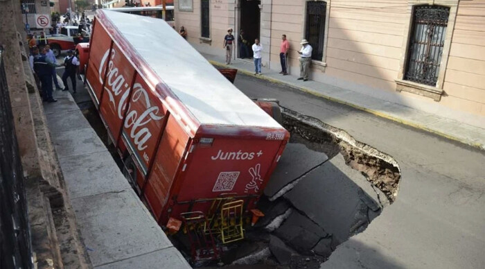 #Video | Gran socavón se traga auto y camión de Coca-Cola en Guanajuato