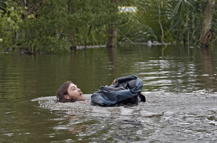 #Video | Habitantes de Florida se abren paso por calles inundadas y recogen escombros tras paso de Milton