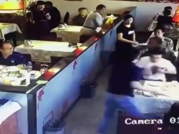 #Video | Hombre asesina a su ex-compañero de secundaria en restaurante