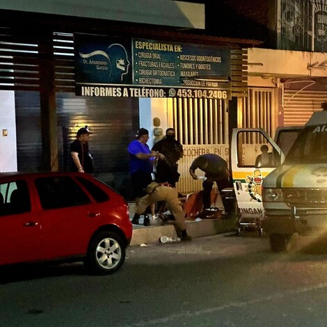 #Video | Hombre es agredido a balazos en el Centro de Apatzingán, queda herido