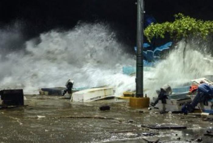 #Video | Huracán Erick se intensifica a categoría 4; se exhorta a la población a extremar precauciones