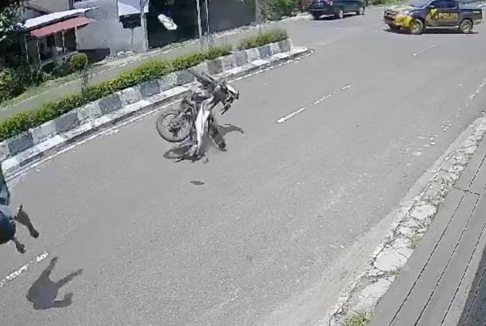 #VIDEO #IMAGENESFUERTES Accidente  de moto es captado en cámara