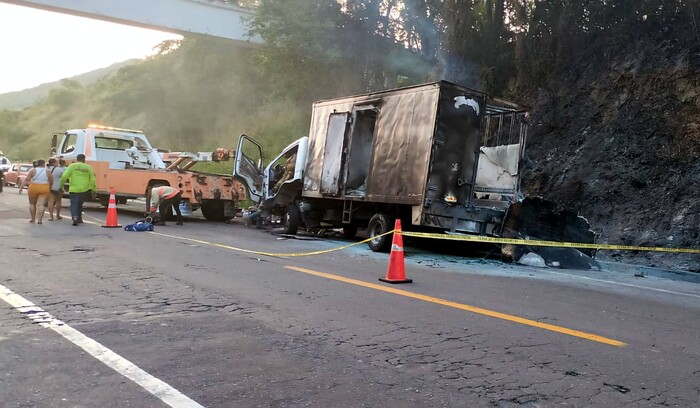 #Video #ImágenesFuertes | Mueren 4 en otra tragedia en la Siglo XXI; un vehículo se prendió en llamas