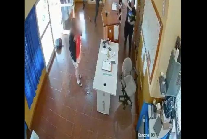 Video #ImágenesFuertes | Una mujer se prende fuego con alcohol en una comisaría y queda internada de gravedad