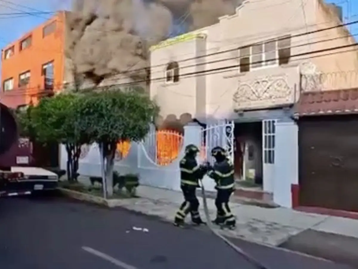 #Video: Incendio consume vivienda en la colonia Narvarte, en CDMX