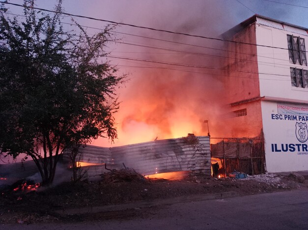 #VIDEO | Incendio de maleza en lote baldío de Apatzingán moviliza a los cuerpos de auxilio