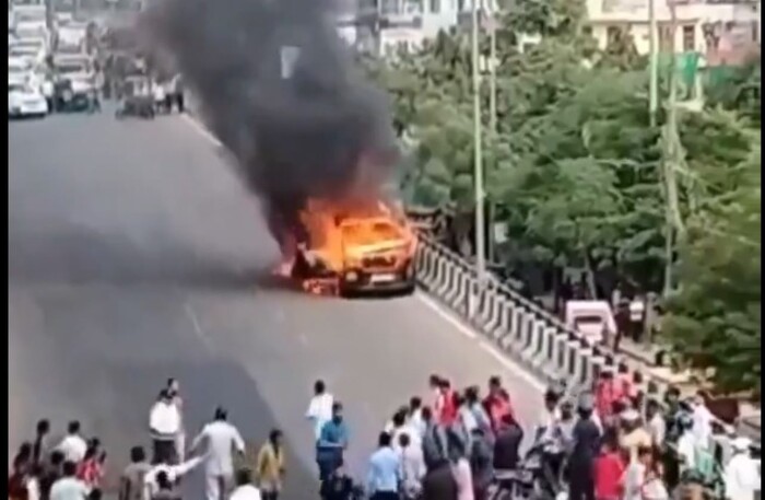 #Video | ¡Increíble! Auto en India se incendia y avanza sin conductor tras desactivarse el freno de mano