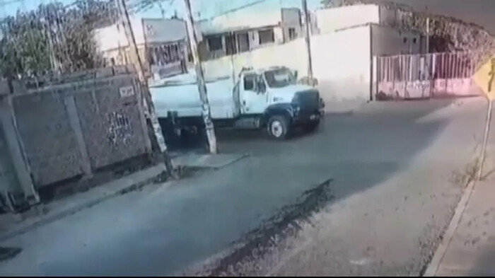 VIDEO: Increíble escape en Chalco, padre e hija al borde de la tragedia, casi los aplasta un camión