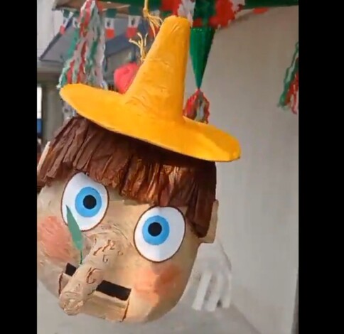 #Video | ¡La piñata que nadie esperaba! Pinocho con ropa interior femenina, tal como en Shrek 2, ya está aquí