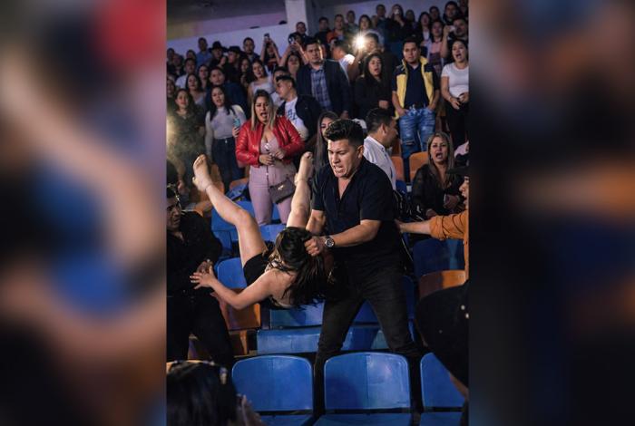 #VIDEO #LAMeNTABLE 😱💥 PELEA EN PLENO CONCIERTO DE GRUPO FIRME EN HONDURAS! 🇭🇳🔥 Se armó el desmadre en el Estadio Chelato Uclés