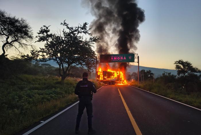 #Video #ÚltimaHora | Se desatan bloqueos y quema de vehículos en Michoacán por parte de la delincuencia