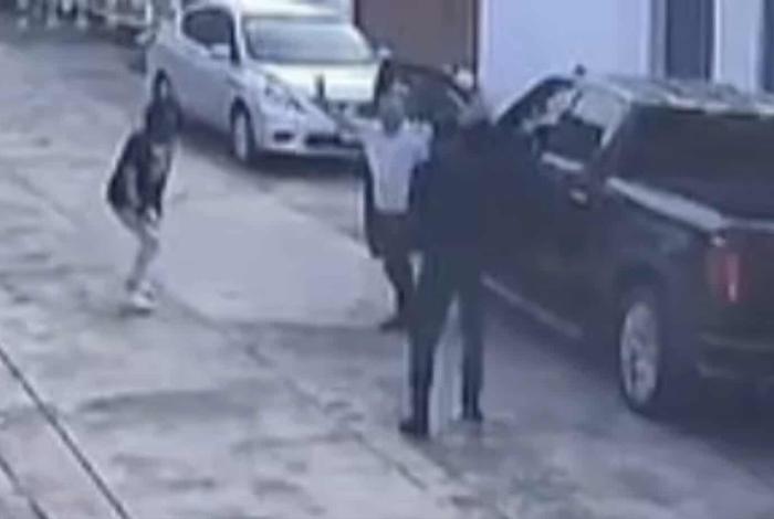 #Video | Momento exacto del robo de la camioneta a un escolta de la diputada Giulianna Bugarini