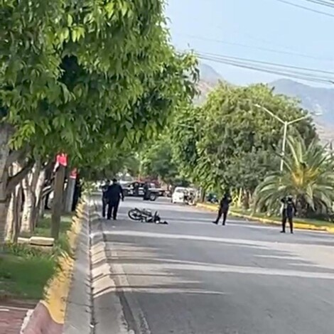 #Video | Motociclista baleado se refugia en cuartel militar de Apatzingán