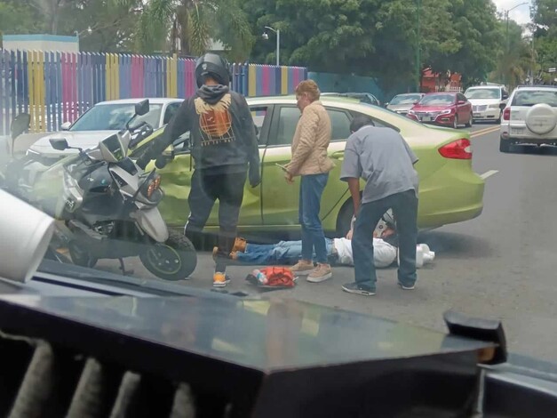 #Video | Motociclista queda herido tras chocar contra auto en Calzada Ventura Puente