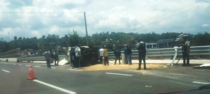 #Video | Mujer queda herida al volcar camioneta en la Siglo XXI