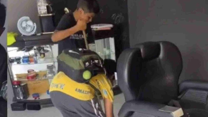 Video: Niños solicitan trabajo en una barbería para comprar sus útiles escolares