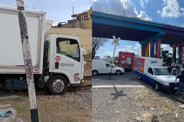 Video | Normalistas atraviesan vehículos  en las vías del tren en Tres Puentes y les ponchan las llantas