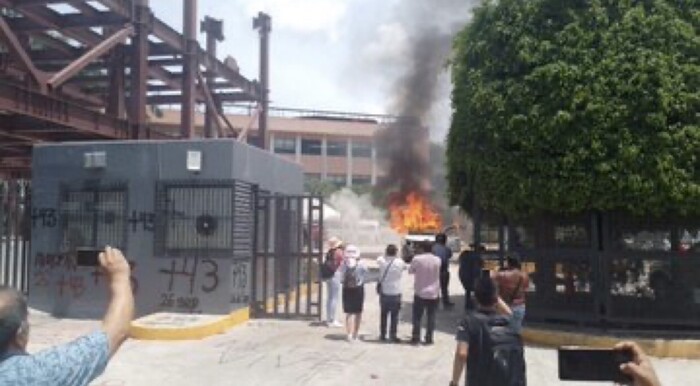 #Video | Normalistas de Ayotzinapa realizan actos vandálicos en el Congreso de Guerrero