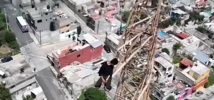 #Video| Pánico en Atizapán: Joven escala torre de alta tensión en un intento desesperado de quitarse la vida