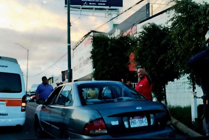 #Video | Peatón muere hospitalizado tras caerle encima un poste derribado por ebrio automovilista