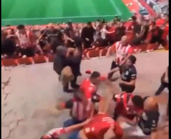 #Video | Pelea entre aficionados de fútbol termina en balacera y deja a una persona gravemente herida