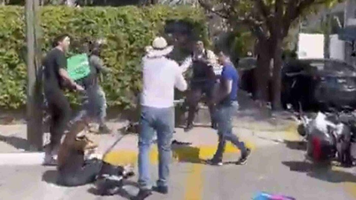 Video: Policía golpea a dos mujeres en calles de Jalisco