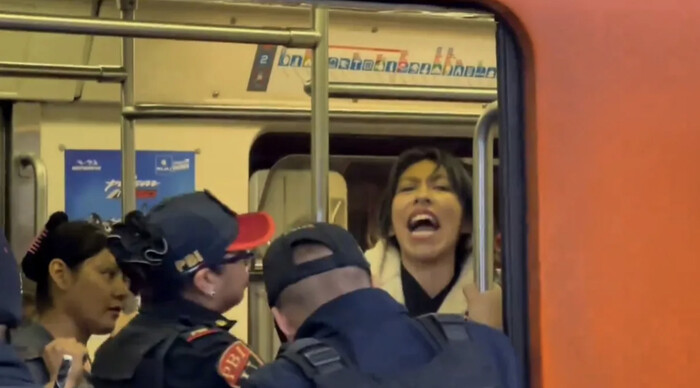 #Video | Policías desalojan a cuentacuentos y a su hija en el Metro de la CDMX