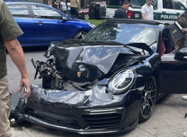 #Video | Porsche choca y vuelca camioneta en CDMX; conductor huye con todo y placas