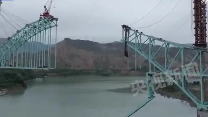Video: Puente sobre el río Amarillo en China se vino abajo con 16 obreros