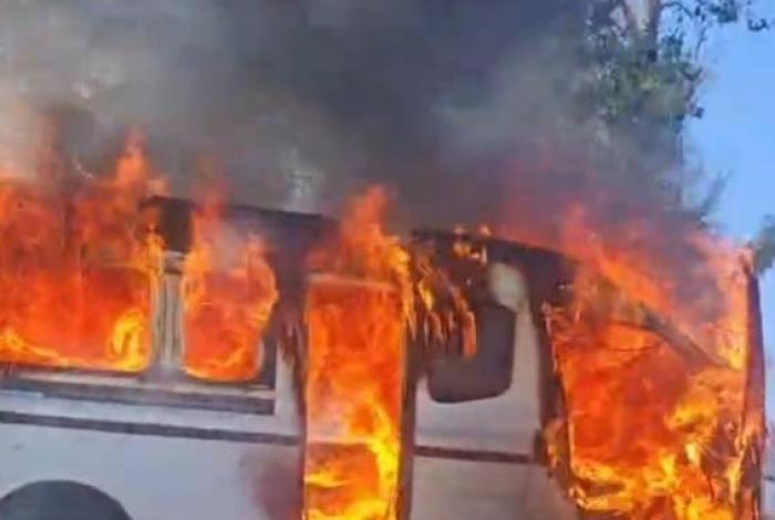 Video | Queman combi del servicio público en la Tarímbaro-Álvaro Obregón