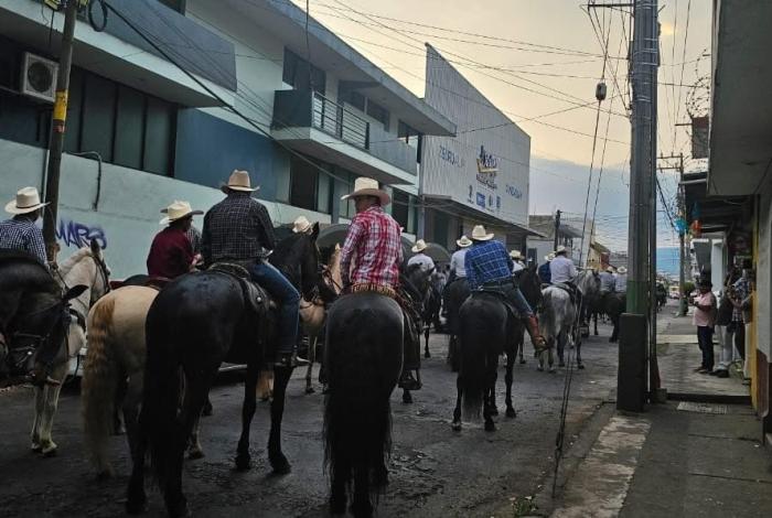 VIDEO | Realizan cabalgata por la paz en Uruapan, en honor al alcalde Carlos Manzo