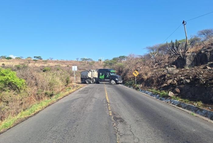 #Video | Reportan enfrentamientos armados y bloqueos carreteros en Cotija