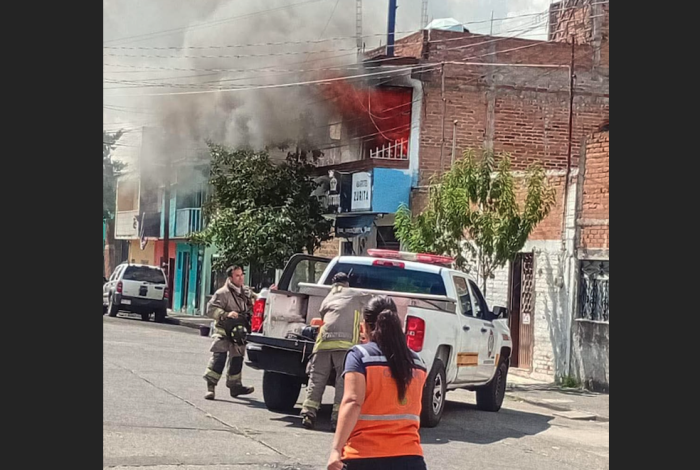 #Video | Reportan incendio en casa habitación en la colonia Obrera de Morelia.