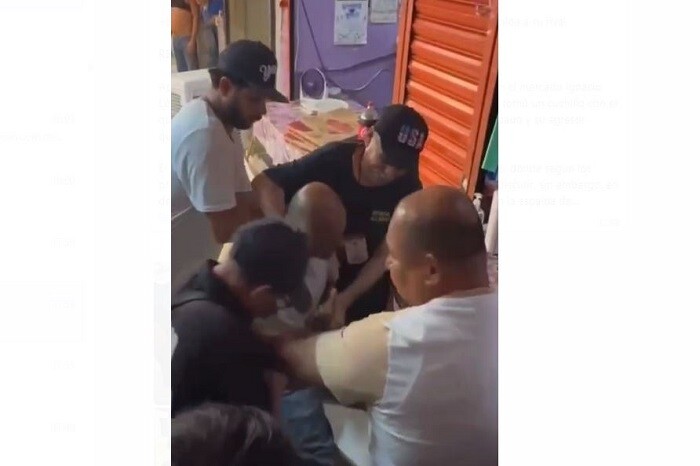 Video | Riña en mercado de Apatzingán termina con herido por arma blanca y un detenido