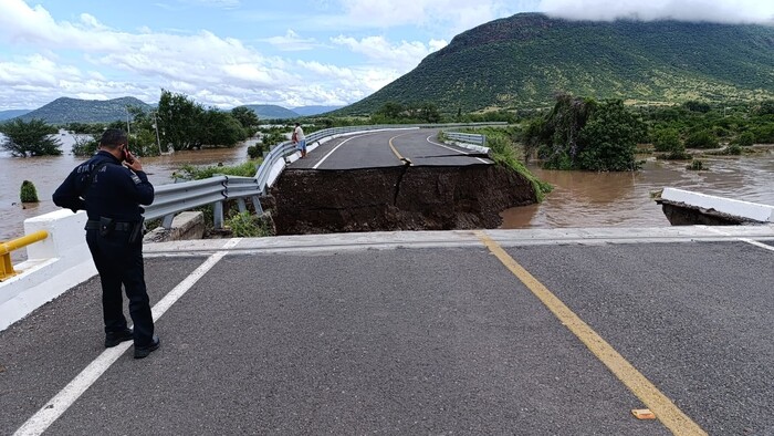 #Video | Se derrumba puente vehicular en la Huacana, hay cierre total de la circulación