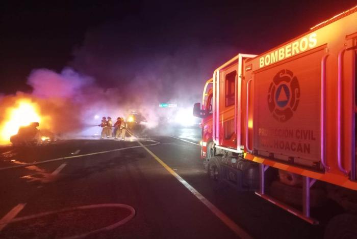 #Video | Se incendia tráiler pipa tras choque en la autopista Siglo XXI