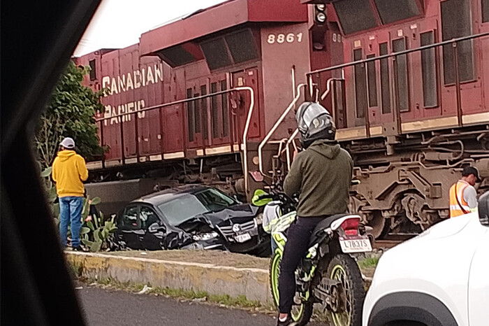 VIDEO | Se le apaga el carro cuando cruzaba las vías y termina impactado por el tren, en Morelia