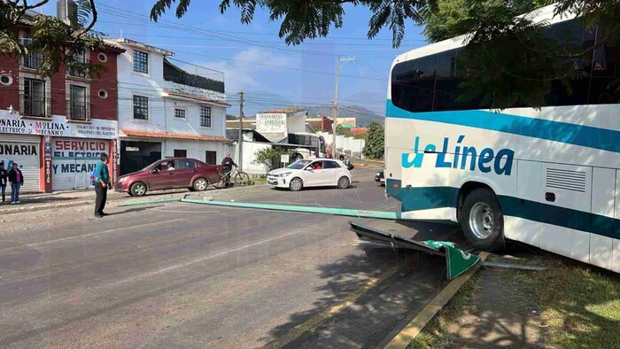 #Video: Se queda sin frenos autobús y termina derribando poste y lámpara en Pátzcuaro