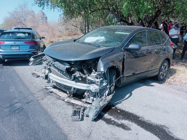 #VIDEO | Se registra carambola vehicular en la Apatzingán – Cuatro Caminos; hay 4 heridos