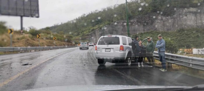 #Video | Se registra choque entre 2 camionetas en el Ramal Camelinas