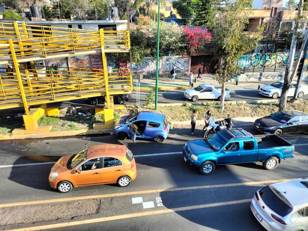 #Video | Se registra choque entre 2 autos en Av. Madero Poniente de Morelia; menor resulta herido.