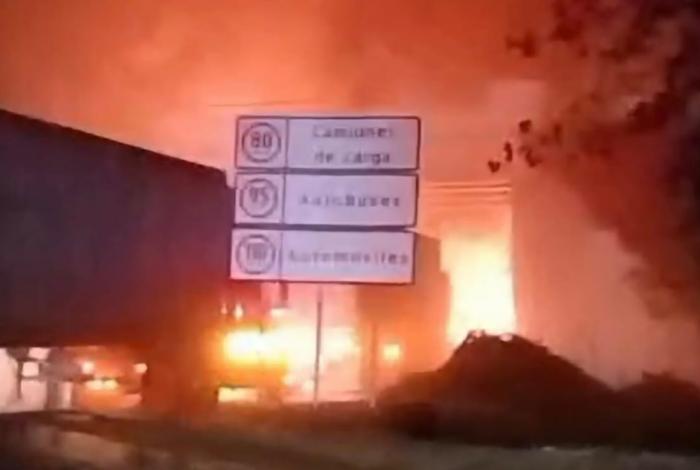 #Video | Se registra choque entre dos vehículos de carga en la autopista México-Guadalajara, a la altura de Zinapécuaro