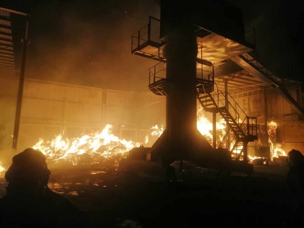 #Video | Se registra incendio de bodega recicladora al norte de Morelia