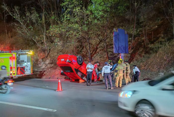 #Video | Se registra volcadura automovilística en el Libramiento Sur de Morelia; hay un herido