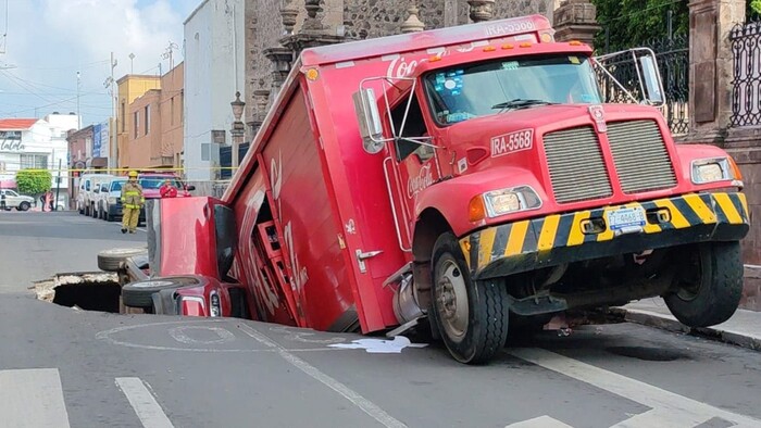 #Video | Socavón se abre en calle de Irapuato; se traga a camión refresquero y automóvil