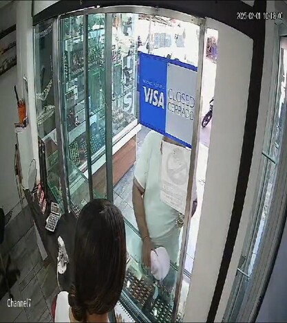 #Video | Sujeto se hace pasar por cliente para robar valiosa cadena de oro en Joyería de Apatzingán