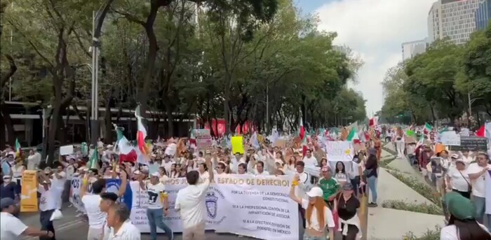 #Video | Tensión en la CDMX: Estudiantes de derecho toman el Ángel durante el último informe de AMLO en el Zócalo